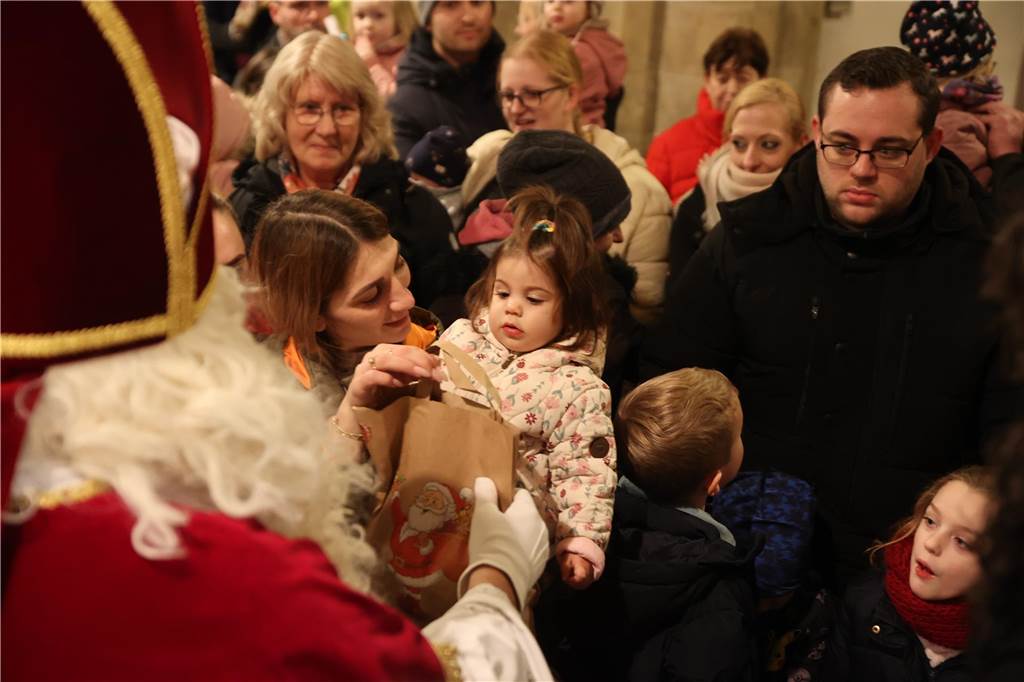 Vom Dormitorium aus zog der Nikolaus in einer Kutsche durch das Dorf Asbeck. In der Stiftskirche sprach er zu den Kindern. Mit einigen Nikolausliedern, von den Kindern gesungen, wurde er belohnt. Dann gab es die süßen Tüten für die Kinder.