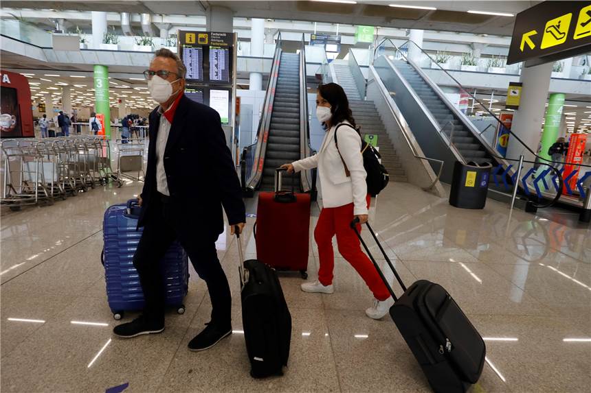 Dortmunder Flughafen: viele Passagiere erwartet – und ein neues Reiseziel Vom Dortmunder Flughafen geht es in den Osterferien in verschiedene Ziele. Das Foto zeigt die Dortmunder Fluggäste Klaus und Lydia am Flughafen in Palma de Mallorca beim letztjährigen Osterurlaub.