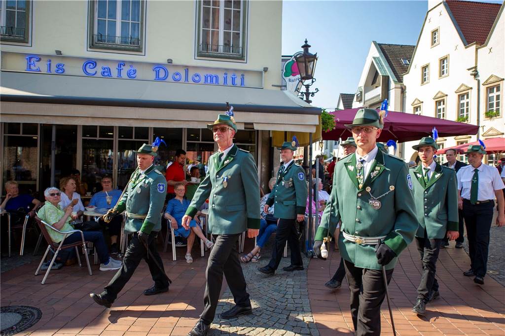 Die Schützenkompanien sammeln sich zur Vogelübergabe