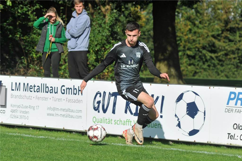 DJK Stadtlohn holt Hoffnungsträger zurück Kim-Nicklas Rama am Ball für den FC Vreden