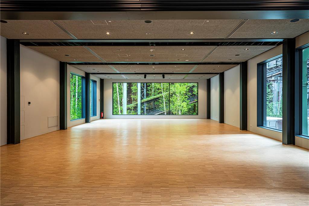 Kokerei Hansa: Im alten Salzlager finden künftig Konzerte statt Vom Flur aus geht es in die großzügige Lounge, die mit bodentiefen Fensterflächen einen Blick in den angrenzenden Industriewald ermöglicht.