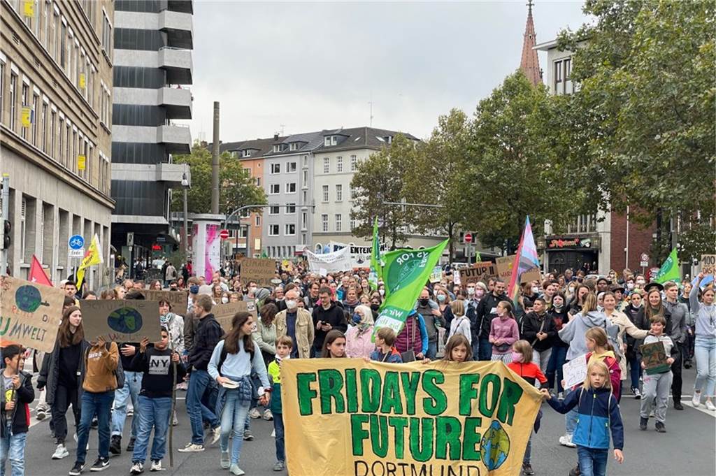Klimastreik in Dortmund: Wenn Grundschüler den Wall blockieren Vom Friedensplatz aus umrundeten die Demonstranten den halben Wall und zogen dann zurück auf den Friedensplatz.