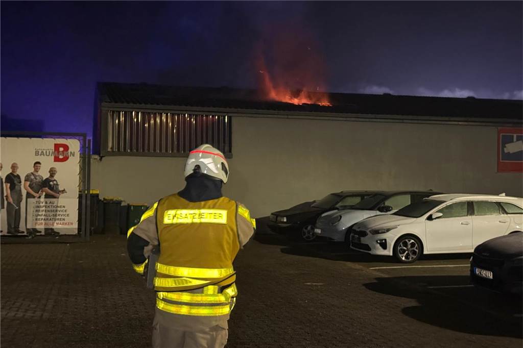 Vom Grundstück eines Autohauses aus waren die Flammen zu sehen.