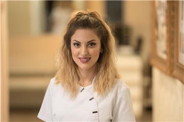 Vom Hobby zum Beruf: Nora Assili macht an der „Berufsfachschule für Kosmetik & Make-up Sevgi Schäfer“ in Frankfurt am Main eine einjährige Vollzeitausbildung zur Kosmetikerin. Foto: Andreas Arnold/dpa-tmn