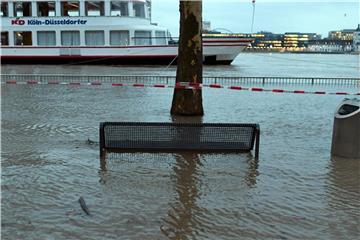 Vom Hochwasser umspült steht in Köln eine Bank. Foto: Federico Gambarini