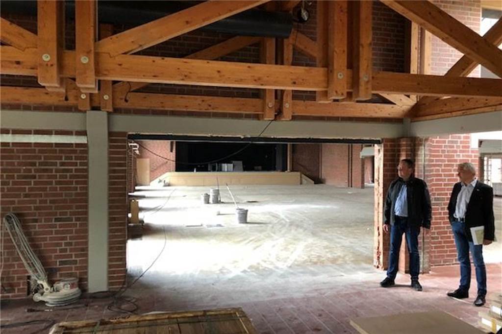 Mehr Licht, mehr Möglichkeiten - alles neu in der Stadthalle Olfen Vom kleinen Nebenraum ist ein großzügiger Durchbruch zur Halle geschaffen worden - er kann natürlich durch neue Türelemente geschlossen werden.