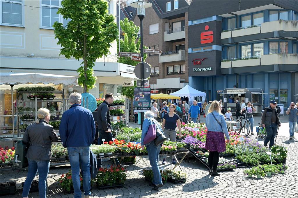 Vom Marktplatz aus konnten die Kundinnen und Kunden auch nach links abbiegen und dort noch einzelne Stände finden. Vor der Sparkasse machte der ADFC Tourentipps und gab Gelegenheit, das Fahrrad codieren zu lassen. 