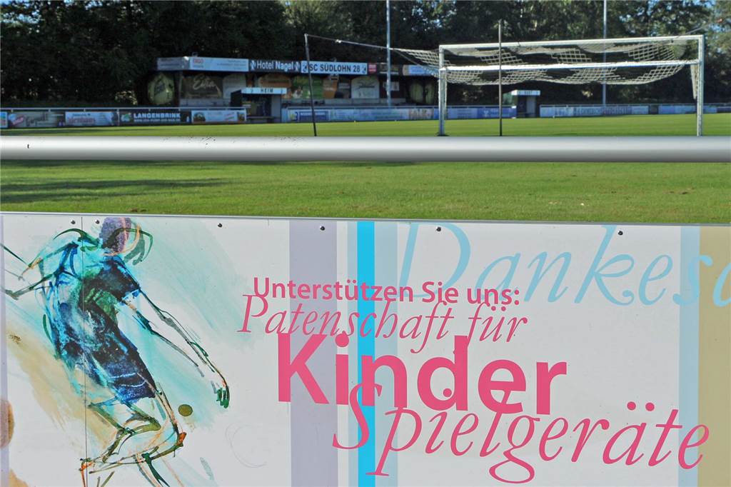 Tourismusbande, Radroute, Jahrmarkt: Campus-Pläne sollen Ortsteile verbinden Vom Matschkönig aus blicken die Gäste auf dem Campus schon auf eine gestaltete Bande. Ähnlich soll nun die Rückseite der Bande an der Haupttribüne entwickelt werden.