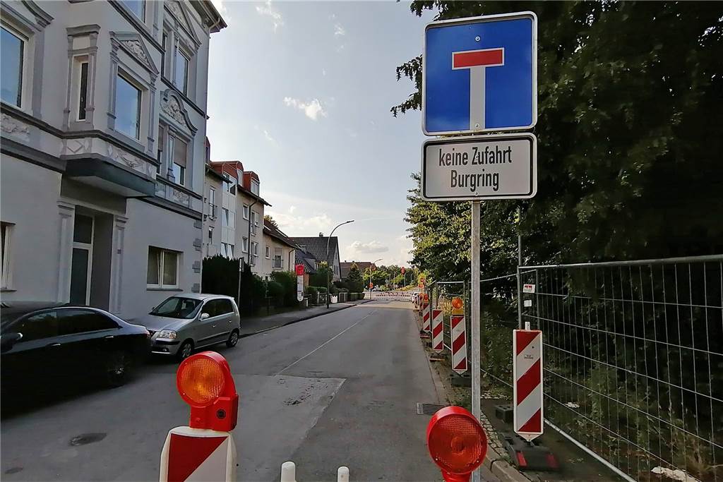 Bauarbeiten am Mengeder Burgring: Sechs Wochen Umleitungen Sackgassenschild und Baken auf der Siegenstraße in Dortmund-Mengede in nördlicher Richtung.