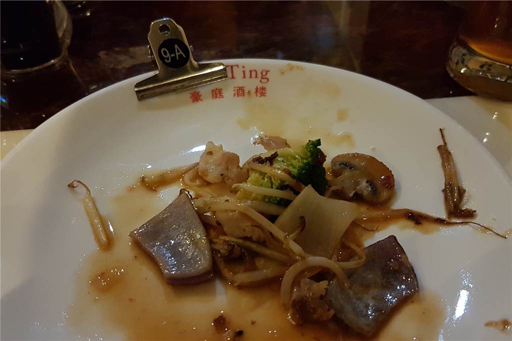 Einmal quer durch Asien am Büfett von Hao Ting Vom mongolischen Grill gibt es Krokodilfleisch mit Kon Pao Soße und Gemüse.