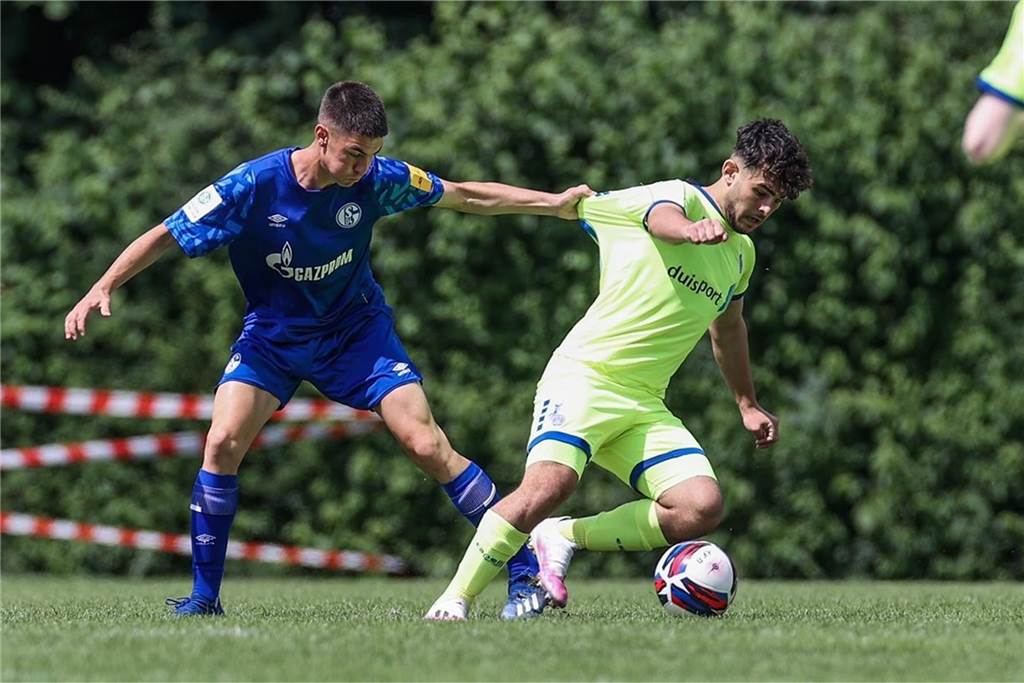 Vom MSV Duisburg über Schalke 04 zum SV Schermbeck: Semih Sarli hat den Profitraum noch nicht ausgeträumt Semih Sarli im Zweikampf