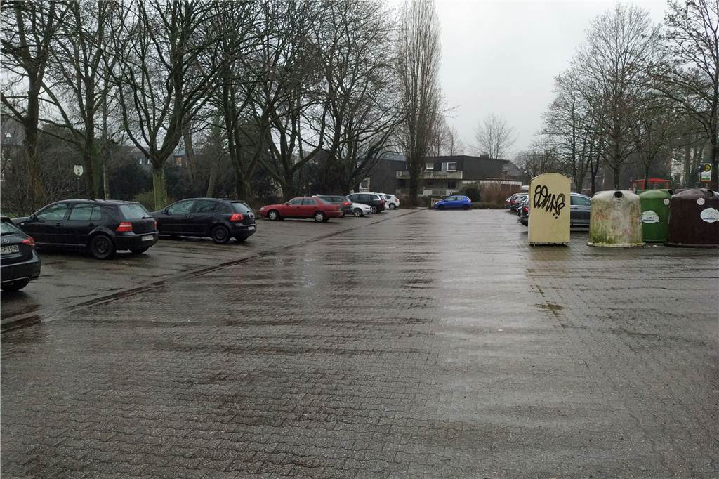 Nach Berichten über Raser - Polizei fährt mehr Streife in Kirchhellen Parkplatz am St. Antonius-Krankenhaus in Kirchhellen