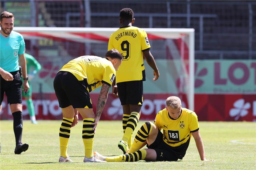 BVB-U23 startet bei Preußen Münster in die Saison: Wir beantworten vorab alle wichtigen Fragen Dennis Lütke-Frie sitzt auf dem Rasen.