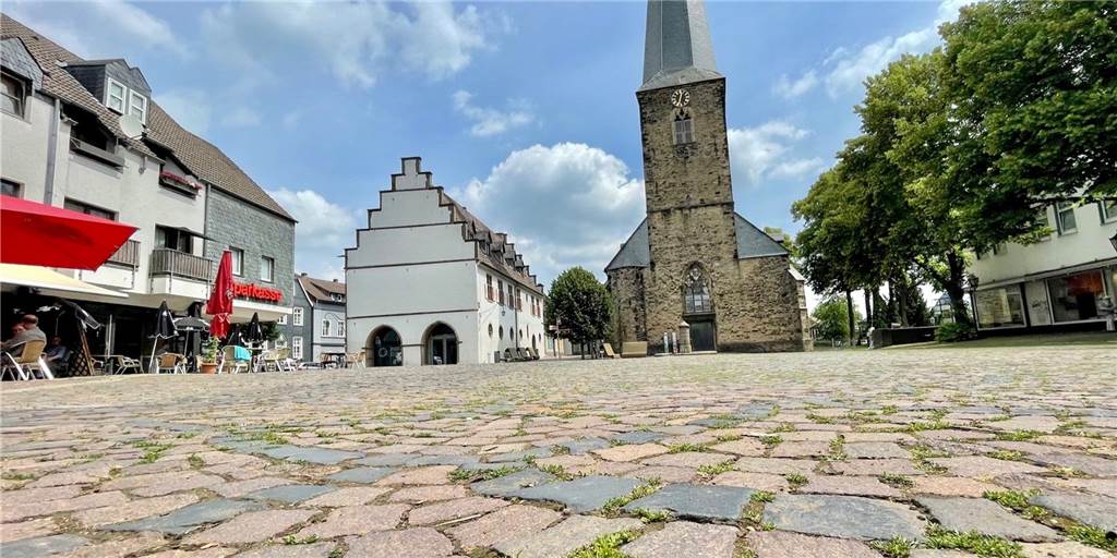 Vom Pflaster über die Bäume bis zu den Kosten für den Umbau: Wenn es um den Markt geht, liegen die Stadtverwaltung und die Bürgerinitiativen weit auseinander.
