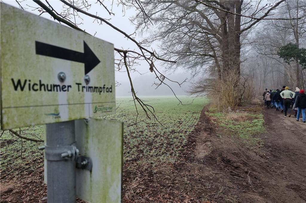 Wolfstour: Ängste und Fakten über die Rückkehr des Großraubtieres Ein Hinweisschild im Wald