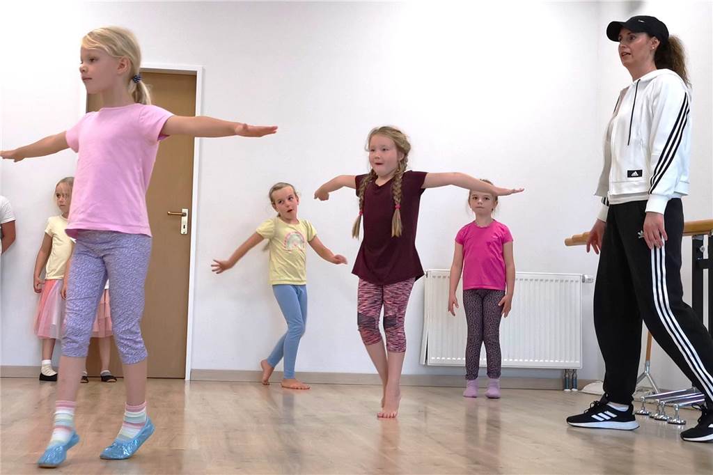 Kinder bringen Spaß an Musik und Bewegung mit Vom Sprung bis zum richtigen Schritt: Die Kinder dieser Gruppe sind schon etwas fortgeschrittener und vollführen die Übungen mit Leichtigkeit.