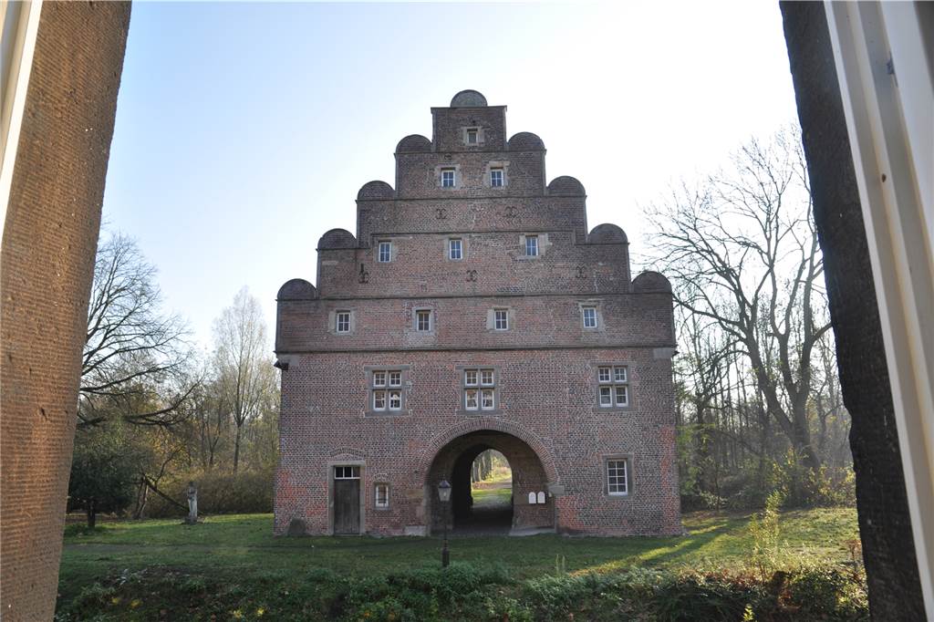 Geheime Orte: Vierstöckiger Dachboden als Bastion für Schloss Bladenhorst Vom Rittersaal im Schloss Bladenhorst geht der Blick auf die Rückseite des Torhauses. Wo zwei Fenster sind, waren früher Glocken angebracht, wo drei Fenster sind, war statt des mittleren Fensters eine Uhr installiert und eine der vier Fenster war früher eine Tür, durch die per Flaschenzug Dinge in den Dachboden transportiert werden konnten.