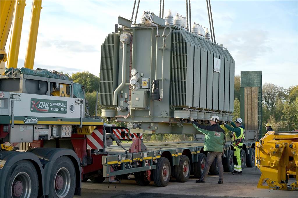Vom Schiff ging es die letzte Strecke per Spezialtransport zum Kraftwerk. Der Trafo wiegt schließlich 90 Tonnen. 