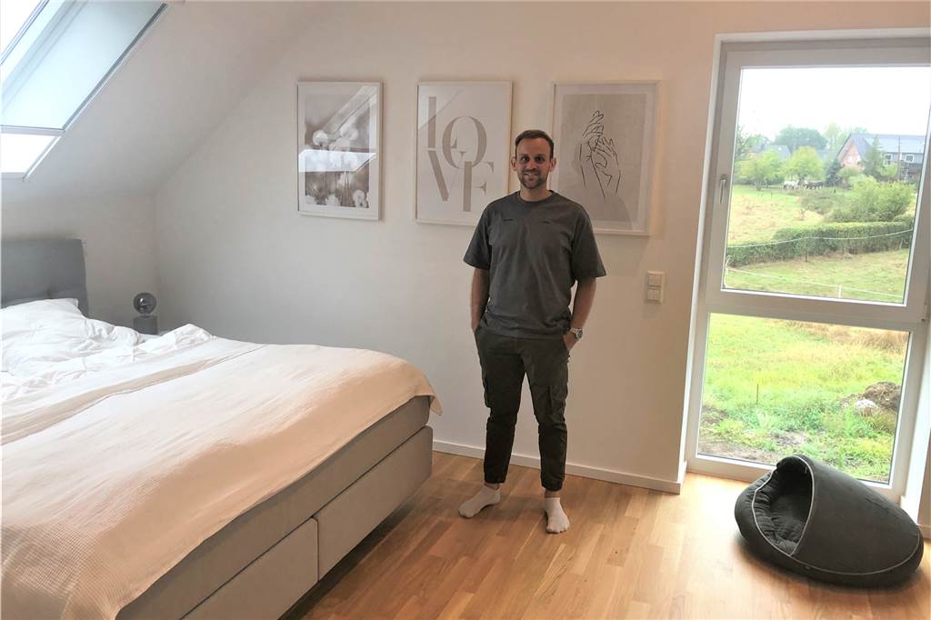 Video-Besichtigung: Ellen und Tom bauen Kuhstall zu Wohnhaus um Vom Schlafzimmer aus kann Tom Weber auf die Gahlener Wiesen blicken.