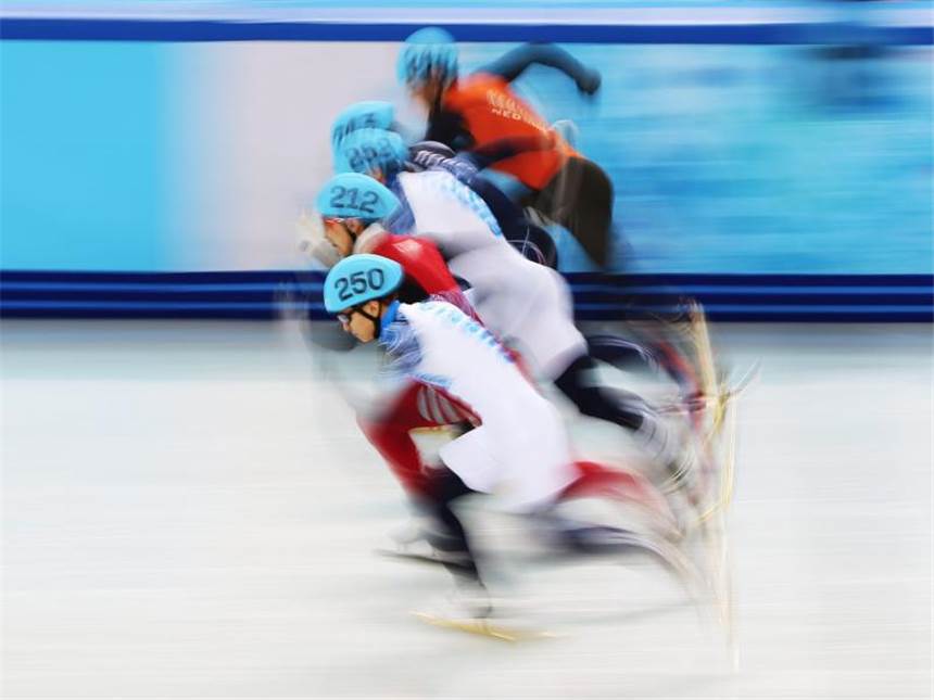 An holt erstes Gold für Russland im Shorttrack Vom Star kommen alle Läufer gleich gut weg. Foto: Hannibal Hanschke