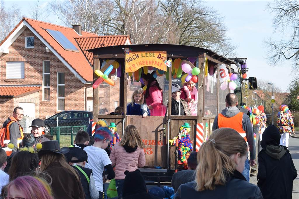 Vom Wagen warf das Prinzenpaar den anderen Kindern die Kamelle zu.