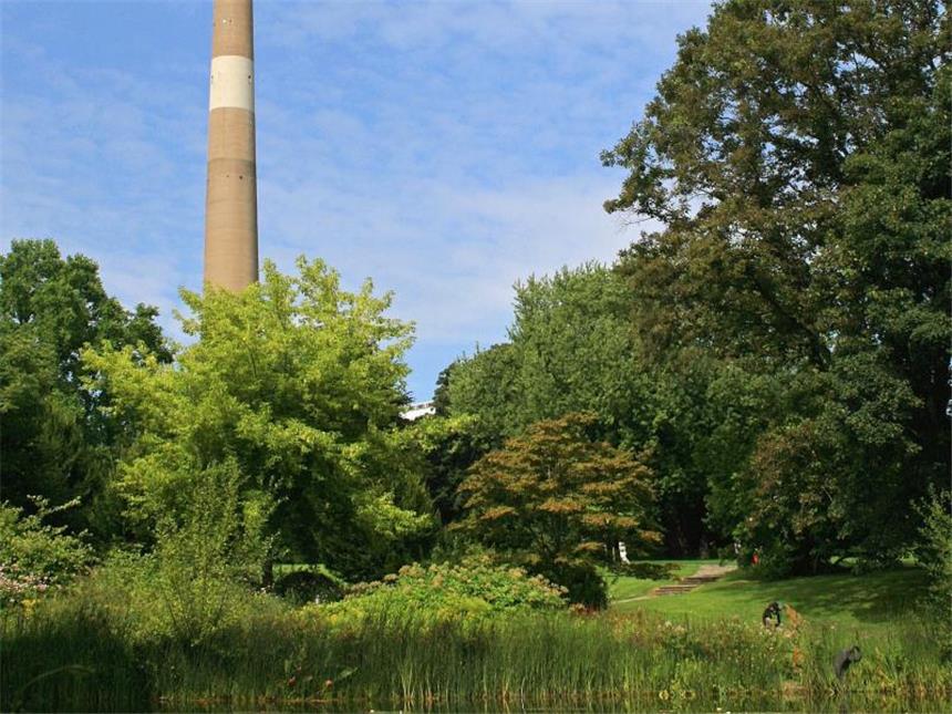 Mehr als Kohle und Stahl: Ruhrpott-Metropole Dortmund Vom Westfalenpark fällt der Blick auf den Florianturm - wer sagt, dass Dortmund nicht grün sei, war noch nie dort. Foto: Dortmund Tourismus