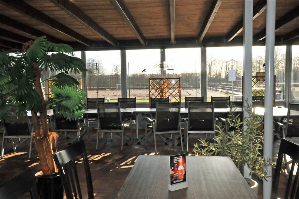 Gute Pizza und Tennis live bei der Pizzeria Castello in Wüllen Vom Wintergarten der Pizzeria aus können zur Außensaison auch dort die Tennisspieler in Aktion beobacchtet werden.