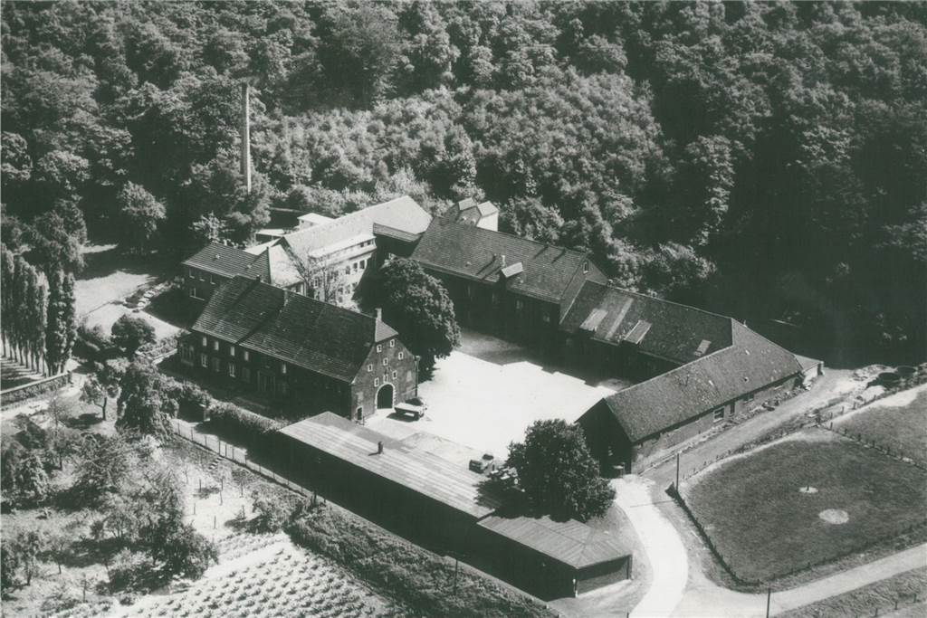 Dorf Rauxel: Eine sehr ruhige Gegend, aber die Geselligkeit fehlt Von 1948 bis 2002 wurde auf dem Hof Schulte-Rauxel in Dorf Rauxel die Brennerei Schulte-Rauxel betrieben. Das Foto zeigt den Hof um 1962.