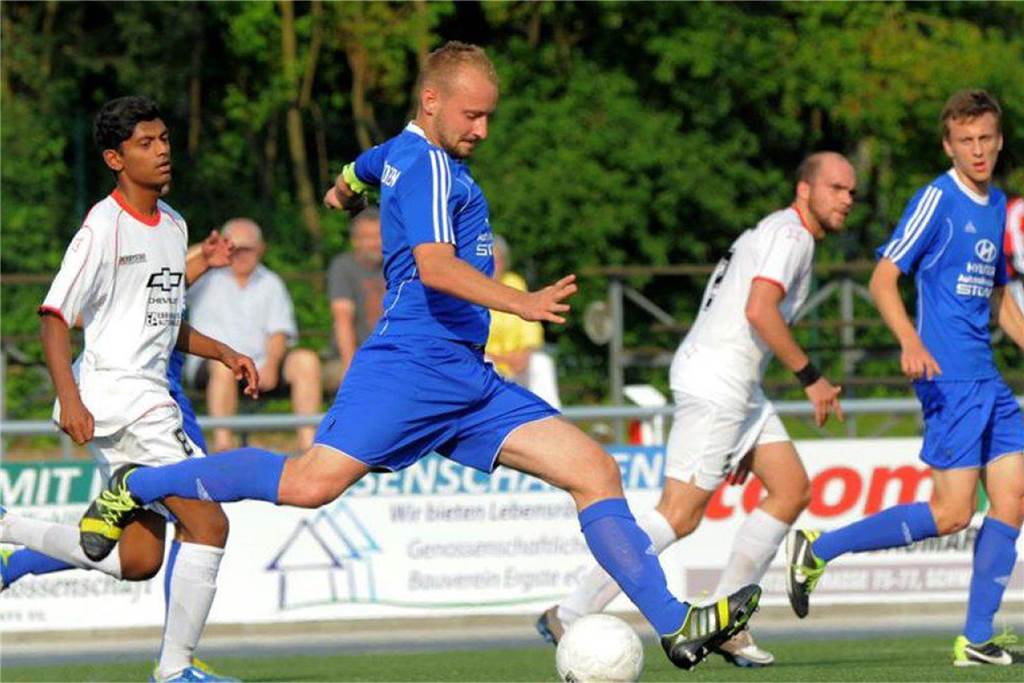 Von 2009 bis 2015 spielt Marius Manecki bereits für die erste Mannschaft des VfB Westhofen. Nach dem Abstieg feierte er den direkten Wiederaufstieg.