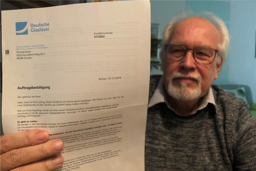 Thomas Exner hat Glasfaser im Keller und trotzdem lahmes Internet Von 2018 datiert die Auftragsbestätigung für den Anschluss ans Glasfasernetz, die Thomas Exner in die Kamera hält.