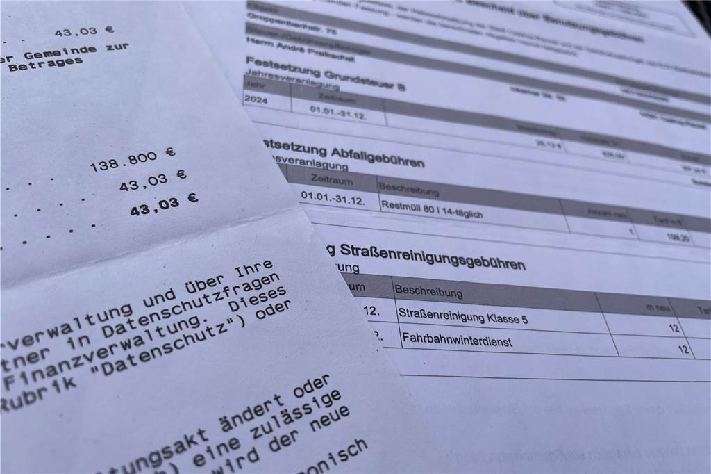 Wolfgang Preikschat versteht die Politik nicht mehr: Riesen-Rätsel um Grundsteuer-Explosion Von 25 Euro auf 43 Euro wuchs der Richtwert, anhand dessen seine Grundsteuer berechnet werden soll. Das zumindest sagen die Bescheide vom Finanzamt (l.) und der vom EUV (r.).