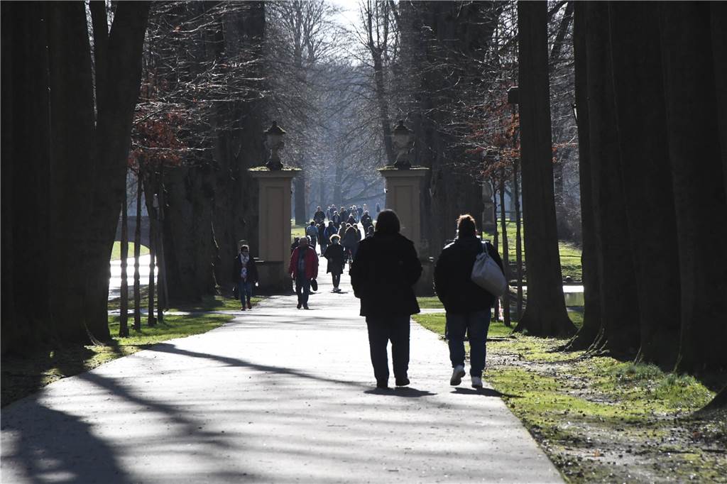 Schloss Nordkirchen: Ein Hauch von Frühling und eine Ahnung von Kristen Stewart Von Absperr- oder Sicherheitsmaßnahmen war am Wochenende im Schlosspark nichts zu sehen.