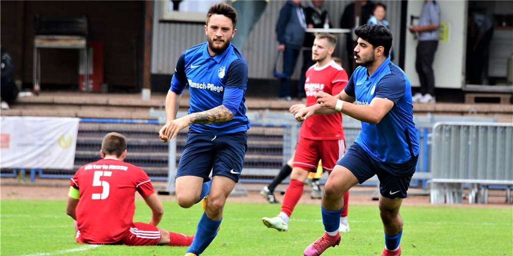 Die Nichtabstiegs-Tür bleibt geöffnet für den FC Frohlinde Von Alihan Kurgan (r) eingefangen wurde 1:0-Torschütze Lukas Kothe nach seinem Treffer beim Schlusslicht Viktoria Resse.