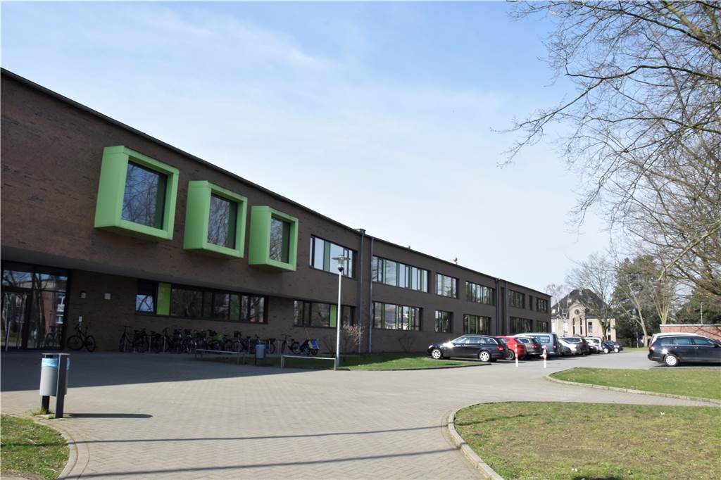 Marga-Spiegel-Schule: Während Lehrer Pläne schmieden, bleiben Schüler daheim Von außen deutet nichts darauf hin, dass die Schule aktuell eine beinahe schülerfreie Zone ist.