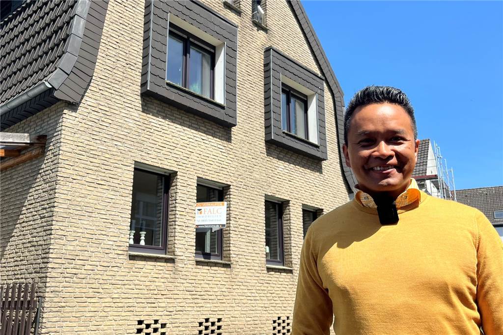 Makler Marco Nussbaum zeigt, wie ein Haus in Szene gesetzt wird Von außen handelt es sich um ein eher unauffälliges Haus.