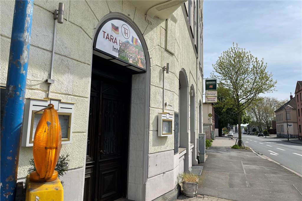 Neuer Betreiber im Ex-“Tatort“-Restaurant: Bald eröffnet das „Me‘ger“ An dem Restaurant am Lütgendortmunder Hellweg hängen noch die Schilder des rumänischen Vorgänger-Lokals: Tara Hategului