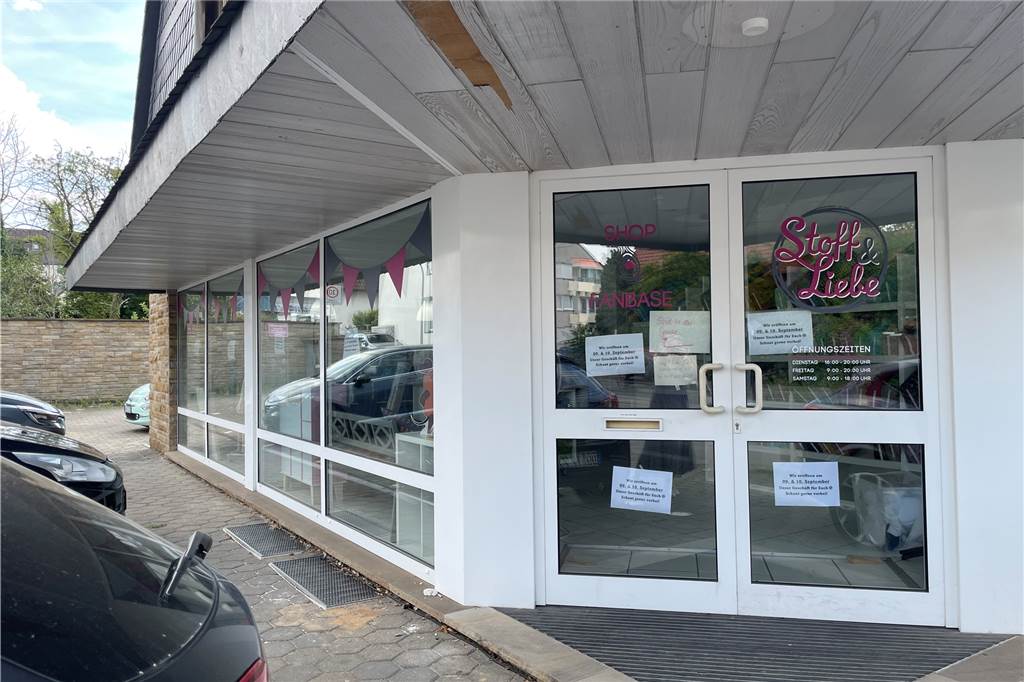 Beliebter Onlineshop eröffnet allerersten Laden – und zwar in Dortmund Von außen kündigt sich der "Stoff & Liebe"-Laden bereits an im Ladenlokal am Asselner Hellweg 205.