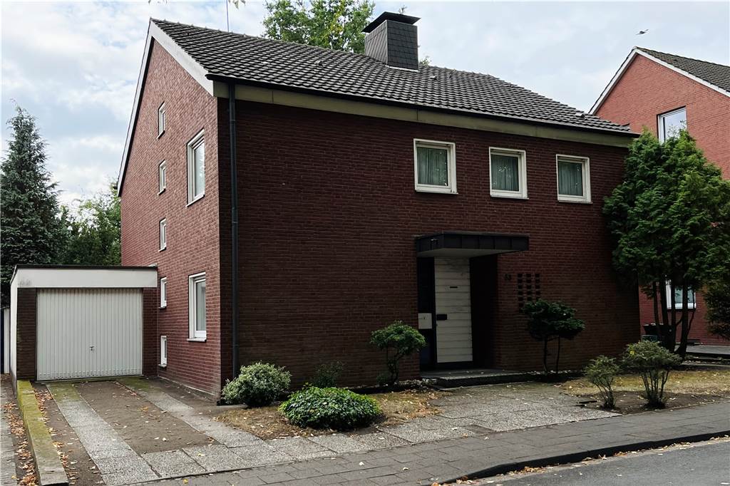 Von außen machen Haus und Vorgarten einen gepflegten Eindruck.