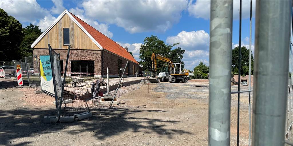 Von Außen und Innen ist das Naturparkhaus Steveraue noch Baustelle. Draußen laufen die Pflasterarbeiten. Drinnen ist nun die Touristeninformation fast fertig.