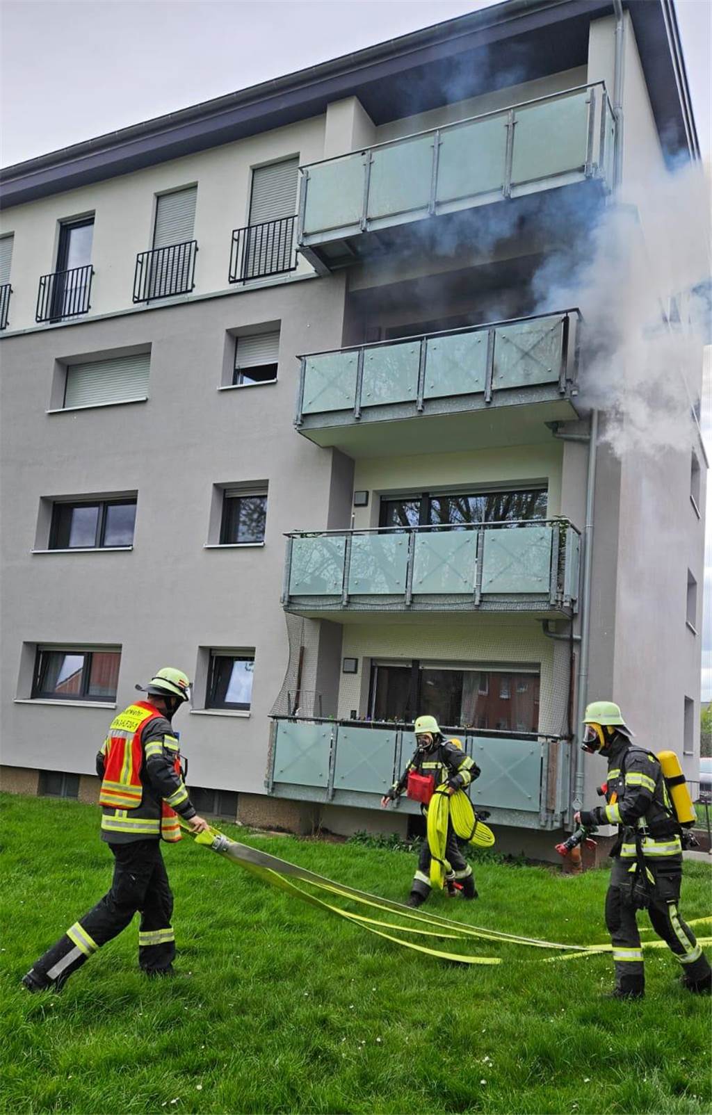 Feuerwehr bekämpft Feuer auf Balkon: Flammen schlagen aus der Wohnung Von Außen wurde ein Löschangriff vorgenommen.
