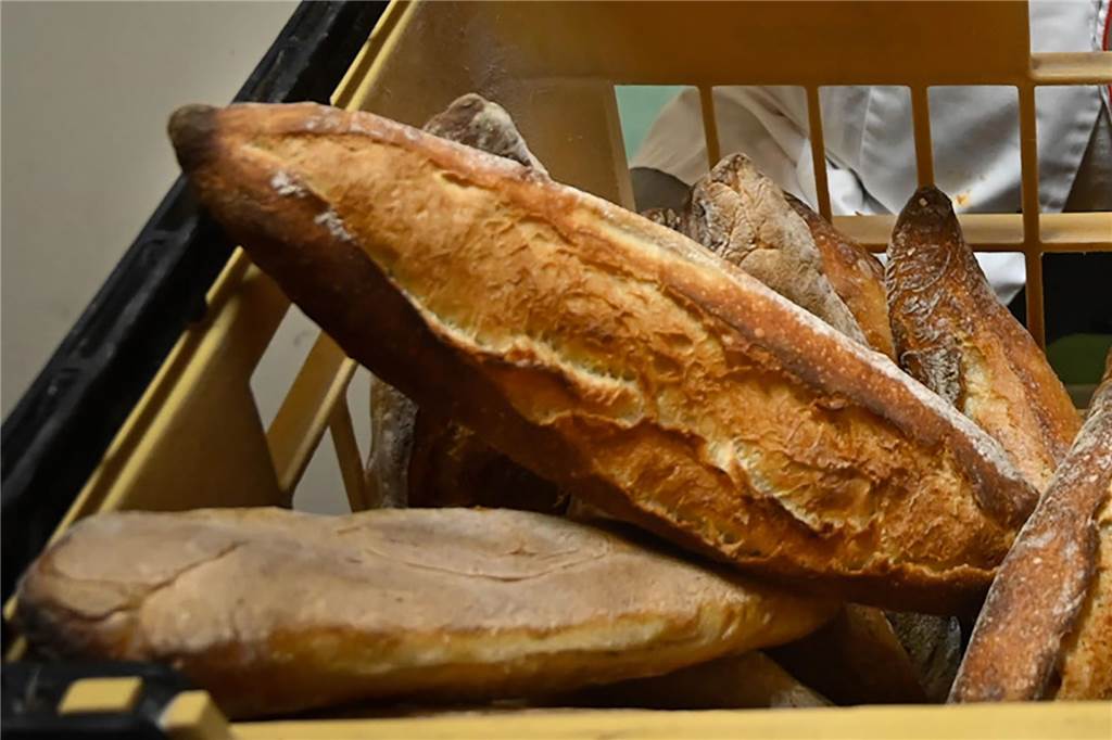 Baguettes liegen in einem Korb.