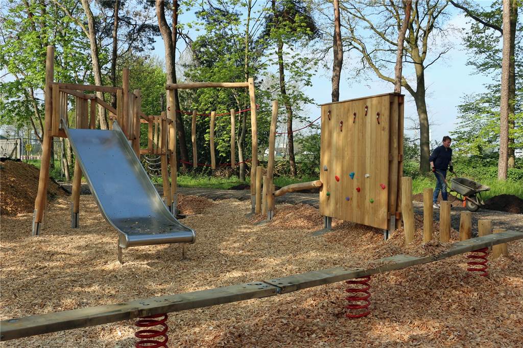 Fitnessparcours an der Reithalle steht: „Dafür haben wir lange gekämpft“ Von Balancierbalken bis zur Kletterwand: Auf der Mehrgenerationenanlage wurde natürlich auch ein Spiel- und Bewegungsbereich für die kleinen Sportler geschaffen.