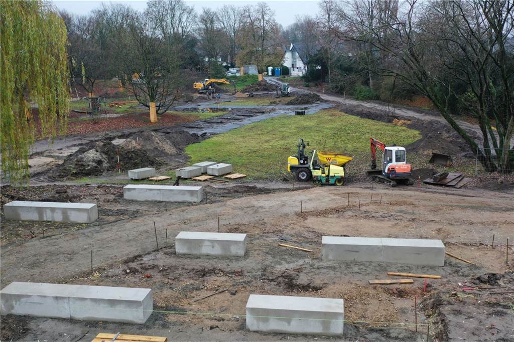 Was sich hinter den Zick-Zack-Bauarbeiten nahe der Altstadt verbirgt Von Beton-Sitzplätzen aus hat man demnächst einen guten Ausblick auf den Park, durch dessen Mitte im Zick-Zack-Kurs ein 140 Meter langer begehbarer Metall-Steg verlaufen wird.