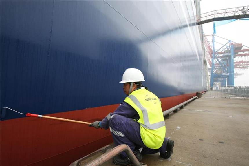 Gewerkschaft Verdi kontrolliert Arbeitszeiten auf Schiffen Von Bremerhaven über Hamburg, Kiel und Wismar bis Rostock wird überprüft, ob Tarifverträge eingehalten werden. Foto: Christian Charisius