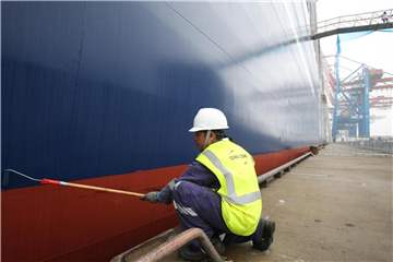 Von Bremerhaven über Hamburg, Kiel und Wismar bis Rostock wird überprüft, ob Tarifverträge eingehalten werden. Foto: Christian Charisius