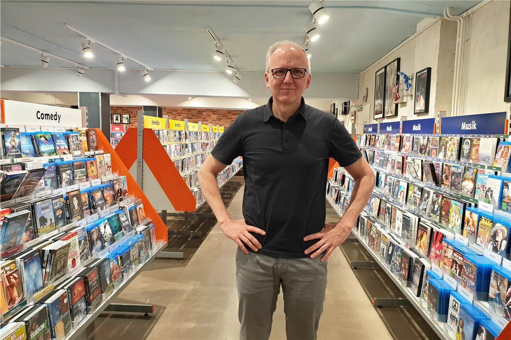 CDs und Co statt Streams: Dirk Ändras Shop hat noch immer Stammkunden Von Comedy bis Romanzen: Alle Filmgenres sind hier zu finden