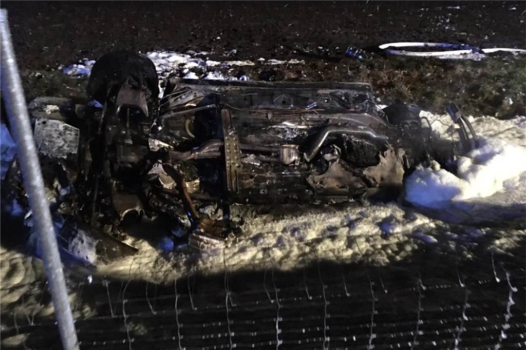Mit Video: Spektakulärer Unfall im Drogenrausch auf der A 31 zwischen Heek und Legden Von dem BMW blieb fast nichts übrig. Der Wagen brannte komplett aus.