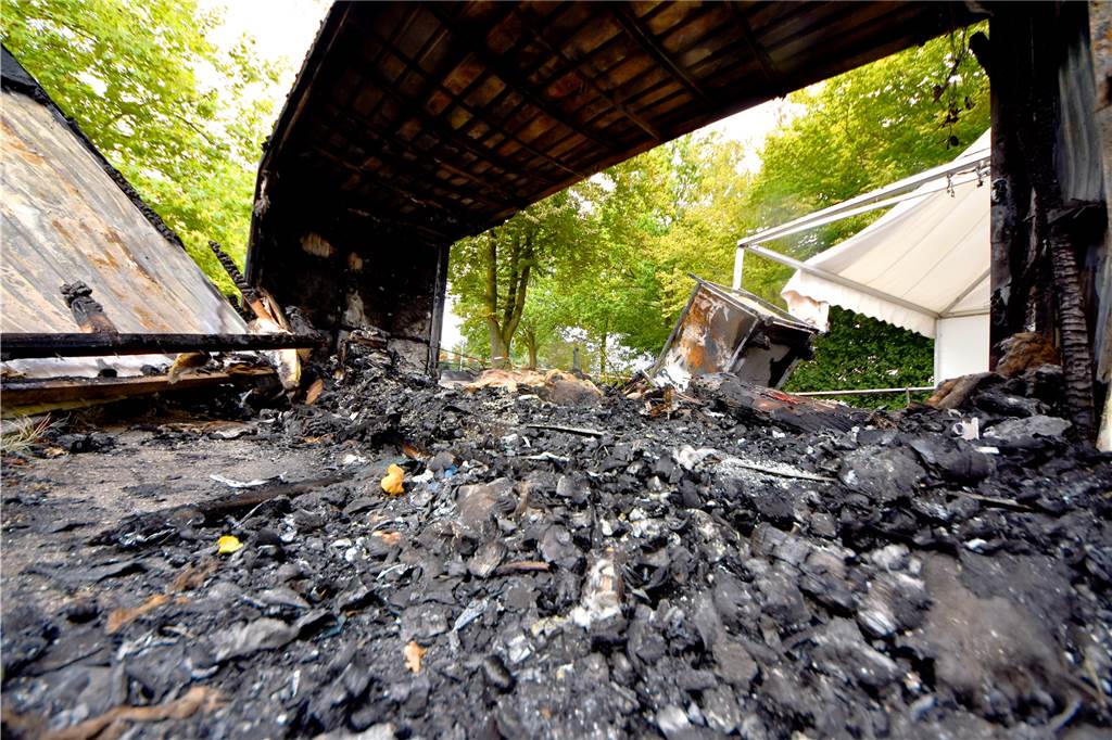 Feuer und Todesdrohung: Betreiber von Corona-Teststelle ist fassungslos Von dem Container der Teststation und der Einrichtung ist nur noch Schutt und Asche übrig. Der Schaden geht in die Zehntausende.