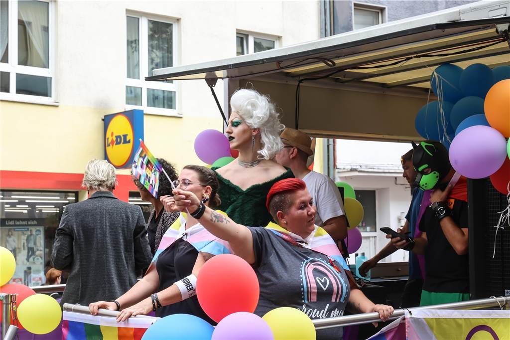 Zwischen Party und Protest: 7000 Menschen feierten CSD-Parade in Dortmund Der Demo-Truck beim CSD in Dortmund