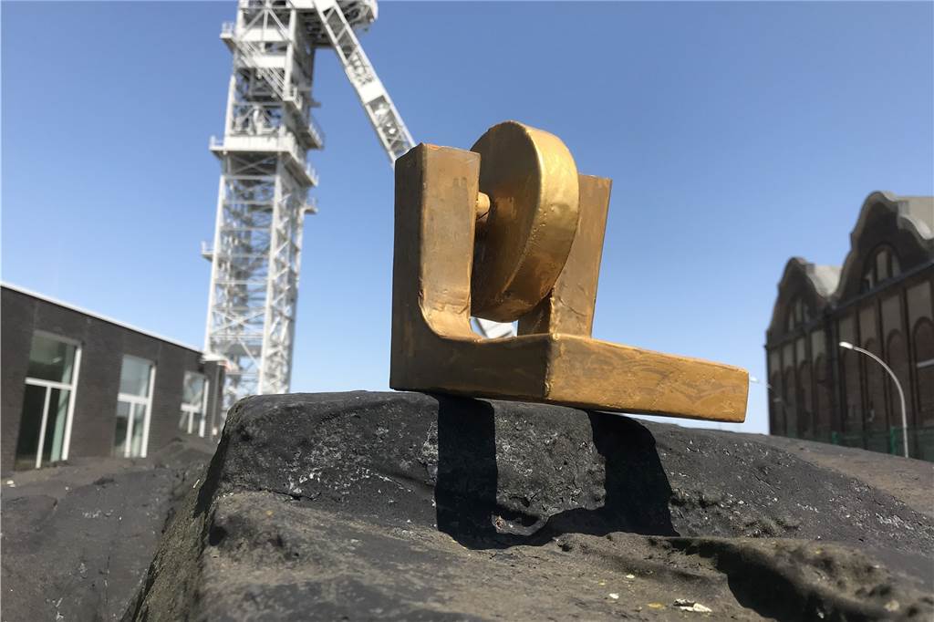 Lange vergessener Mega-Kohlebrocken hat einen neuen Platz in Dorsten Von dem güldenen Fördergerüst auf dem Ursprungs-Kunstwerk ist nur noch ein Förderrad übrig geblieben.